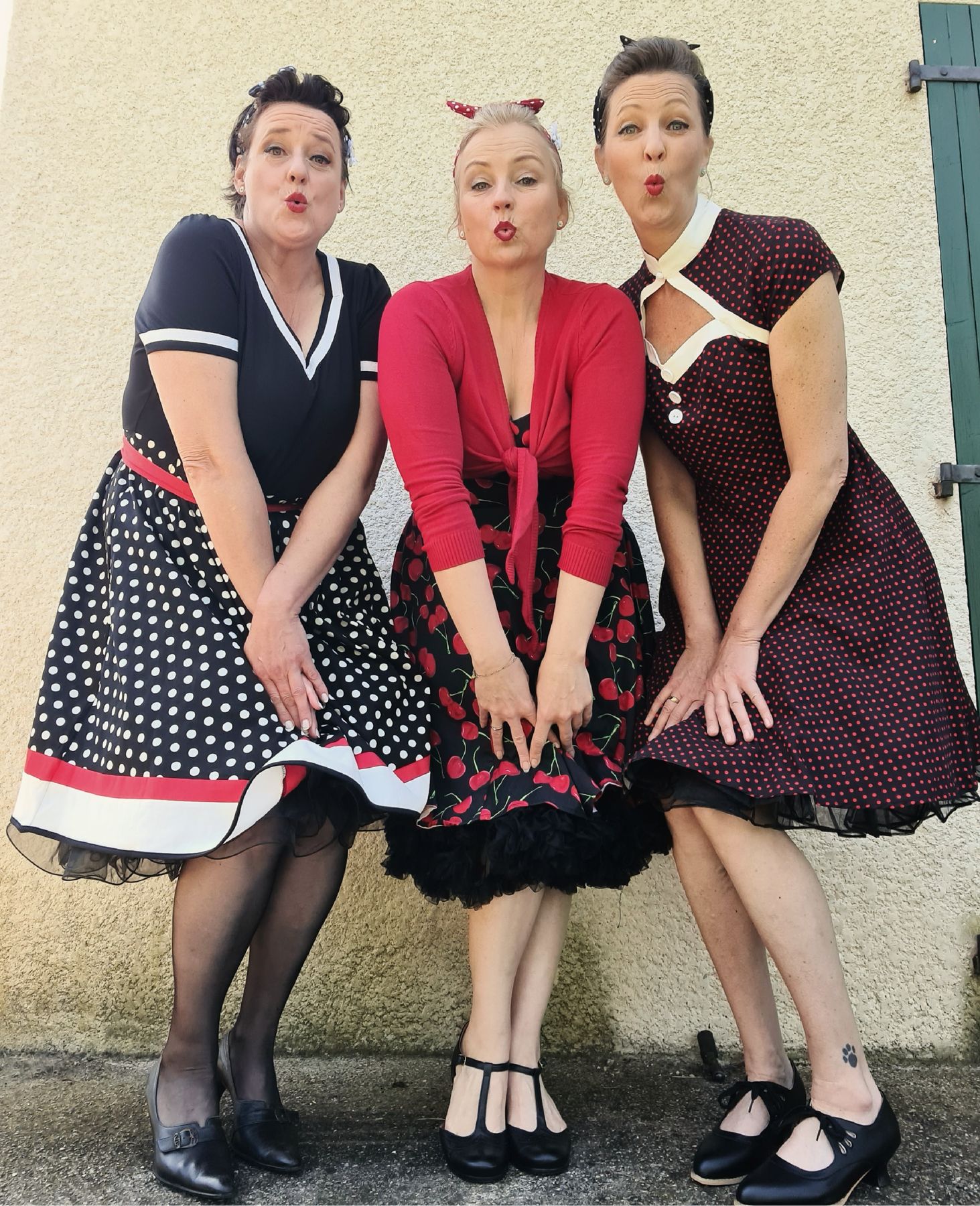 The Daisy Ladies : Stéphanie, Rachel et Hannah en robes rétro à pois, envoyant un bisou